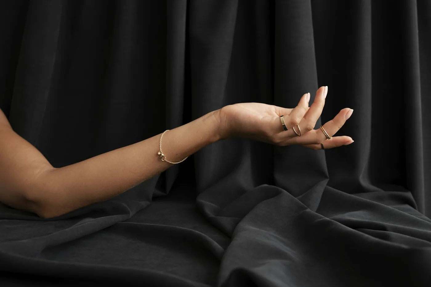 Detalle de joyas MANEIRO en mano